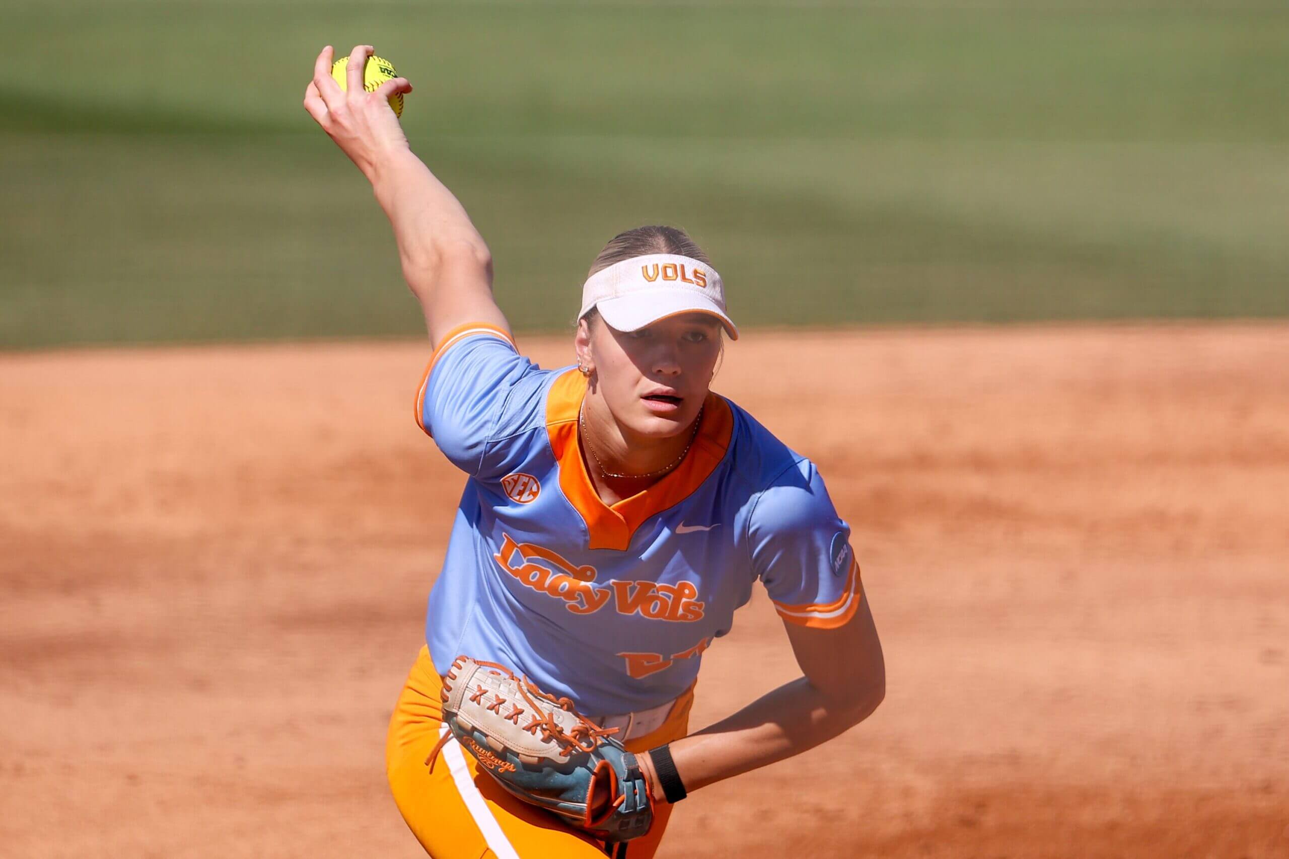 Which teams are moving on in NCAA softball tournament? Highlights, key players from regionals