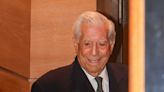 Mario Vargas Llosa, junto a su exmujer, Patricia, y sus hijos, acude a un cóctel en París