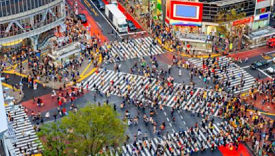 日本知名景點擠滿遊客 當地人抗議遊客干擾生活環境