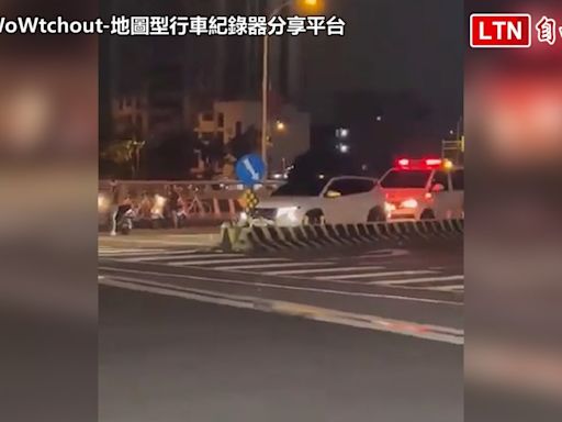 台中女開車擋救護車50秒！辯「新車隔音太好」網氣炸（翻攝自WoWtchout-地圖型行車紀 - 自由電子報影音頻道