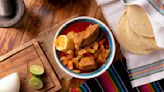 Cómo hacer mole de olla. Receta tradicional de México