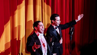 El improbable encuentro de El Mudo y La Voz: Gardel y Sinatra cantan tangos en Nueva York, para la comedia más exitosa del año