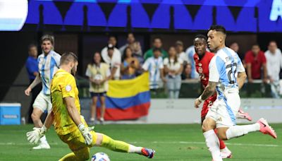 El segundo gol de Argentina, una joya: la secuencia de un arco a otro, del Dibu Martínez al festejo de Lautaro