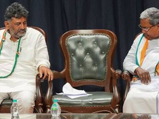 Sharing stage with Siddaramaiah, Vokkaliga seer bats for DK Shivakumar as Karnataka CM
