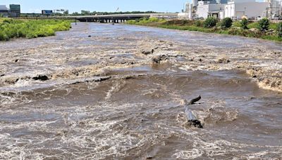 Sweltering temperatures persist across the US, while floodwaters inundate the Midwest