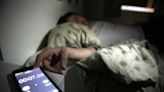 Las enfermedades que podrías desarrollar si cargás el teléfono celular al lado de tu cama durante la noche
