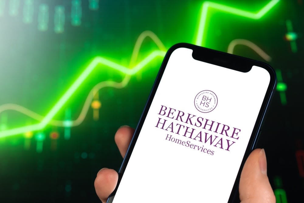 Warren Buffett's Berkshire Hathaway Stock Looks Attractive After Recent Dip, Apple Rally Boosts Book Value - Apple...