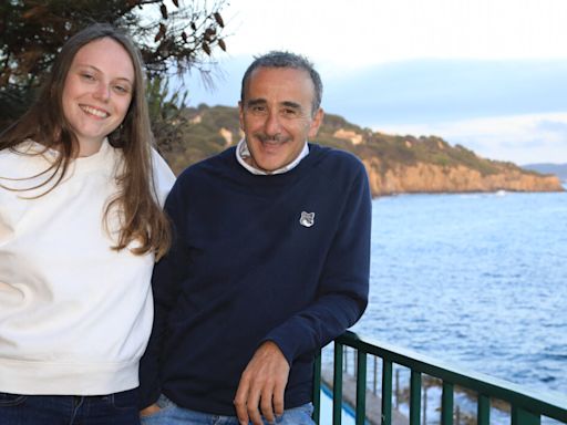 Les stars à Porquerolles ! Elie Semoun radieux avec sa jeune compagne, Vahina Giocante amoureuse et Isild Le Besco en famille