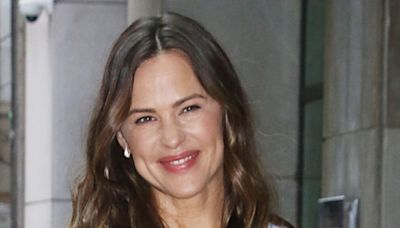 Jennifer Garner Posts Rare Swimming Pool Video: 'Borrow My Recipe for a Good Time'