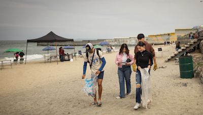 Ambientalistas mexicanos combaten la contaminación binacional de las playas de Tijuana