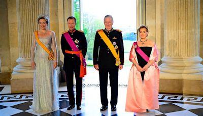 Lentejuelas, una tiara fetiche y un look reciclado: Matilde de Bélgica y María Teresa de Luxemburgo brillan en su cena de gala en Bruselas