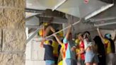 Torcedores se arriscam e tentam entrar no estádio da final da Copa América pelo tubo de ventilação