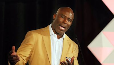 Video Of Broncos Legend Terrell Davis’ United Airlines Arrest Goes Viral