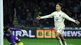 Paulo Dybala acaparó los focos en la Liga de Italia: un gol, un taco genial y la curiosa observación de De Rossi en el banco