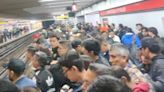 Metro CDMX hoy: Huele a humo, bajan a usuarios y se llevan tren en Línea 6