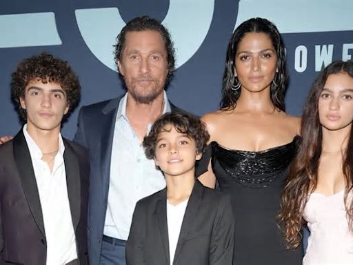 Matthew McConaughey posiert mit Frau und Kids auf Red Carpet
