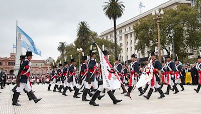 Histórico cambio de guardia de los regimientos Granaderos, Patricios e Iriarte en Plaza de Mayo: color y emoción de un acto inédito