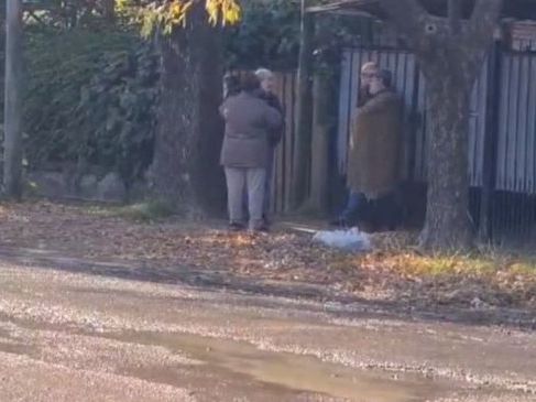 VIDEO.- Desesperado pedido por una perdida de agua que provoca múltiples problemas en Hernández