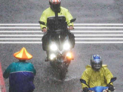 雨彈突襲！13縣市大雨特報 4地區列「大雷雨警戒區」