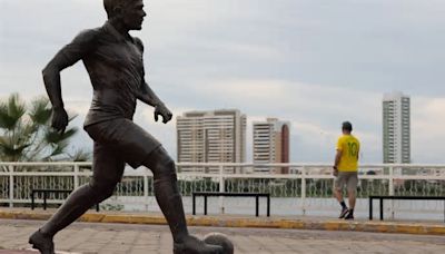 La estatua de Dani Alves a tamaño natural en su ciudad natal es retirada por las protestas ciudadanas y los actos vandálicos