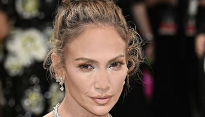 Jennifer Lopez, 54 ans, en crop top : elle dévoile son ventre très plat et ses abdos saillants