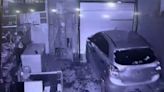 Impactante robo en un supermercado chino de La Plata: rompieron el portón con un auto y se llevaron la caja registradora