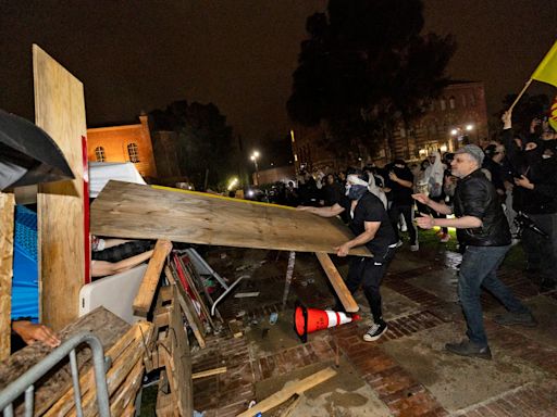 Protestas en las universidades de EEUU: una noche de choques, arrestos y desalojos tiñó de violencia a los campus