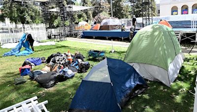 Manifestantes propalestinos establecen campamento en sitio de graduación en Pomona College