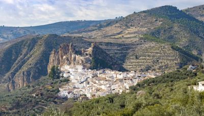 El bonito pueblo de Granada que tiene un castillo del siglo XI sobre una roca y se ubica en un parque natural