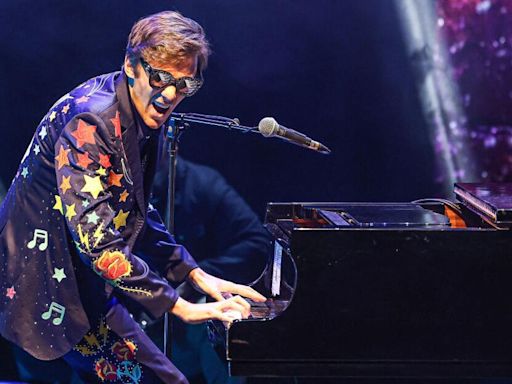 Elton John tribute show stops in Vacaville on Tuesday