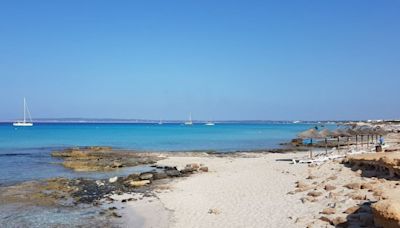 Una bebé de dos meses y su padre, heridos en un desprendimiento de rocas en una playa de Formentera