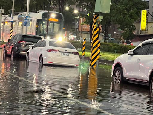 高雄晚間強降雨這條路積水 一張照讓網友貼文大驚不妙