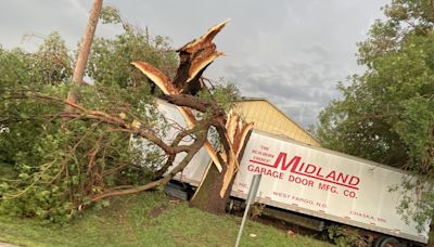 Powerful bow echo slams Omaha with hurricane-force winds