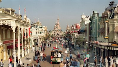 These retro Disney pictures show the theme parks then and now