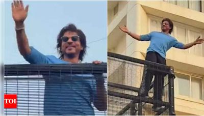 Shah Rukh Khan wishes fans on Eid from Mannat, greets them with flying kisses, waves and signature pose | Hindi Movie News - Times of India