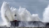 El riesgo de inundaciones continúa en Reino Unido por Ciarán, aunque se está "debilitando"