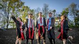 Quintillizos de Nueva Jersey celebran su graduación en la misma universidad