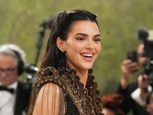 Au Louvre, Kendall Jenner avait oublié ses chaussures, et ça n’a pas échappé aux internautes