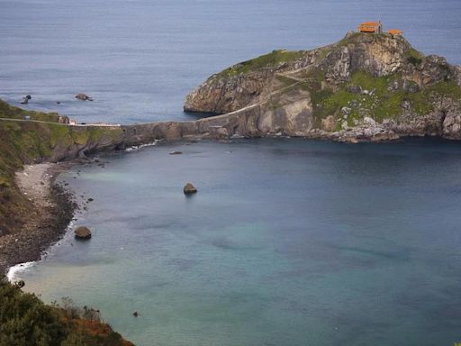 Esta icónica isla donde se grabó Juego de Tronos es uno de los parajes imperdibles que debes visitar en la costa vasca