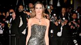 Alessandra Ambrosio surge poderosa no tapete vermelho do Festival de Cannes