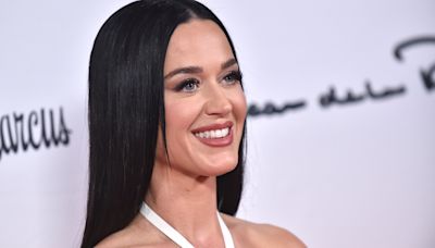 Katy Perry fait grimper la température en bikini orange vif, elle dévoile son corps sculpté