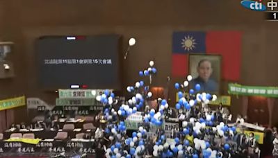 民進黨團出奇招放飛「藍白黑」氣球！韓國瑜嚇一跳