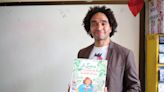 El escritor británico Joseph Coelho inspira a niños bolivianos con la lectura y la poesía