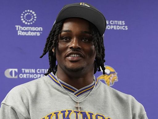 Vikings DC Brian Flores compares first-rounder Dallas Turner to Dont'a Hightower
