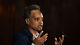 La exalcaldesa Lori Lightfoot pide a los federales que aceleren la autorización de trabajo a los inmigrantes y lanza una iniciativa para apoyar a las organizaciones locales sin ánimo de lucro