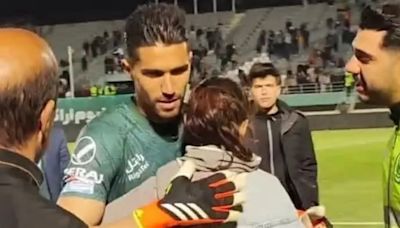 Irán suspendió y multó a arquero de la selección por abrazar a una mujer tras un partido