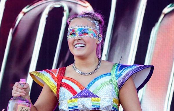 'What a Wonderful Role Model': JoJo Siwa Gets Backlash After Revealing Her Grandma Encouraged the Singer to Take Shots Onstage