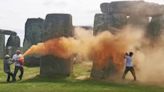 Dos activistas de 'Just Stop Oil' rocían con pintura naranja el monumento megalítico de Stonehenge de Reino Unido