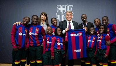 Los Massaka Kids Africana, recibidos por Laporta en el palco