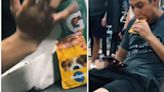 Captan a hombre comiendo comida de perro en GYM: “No se imaginan la proteína”